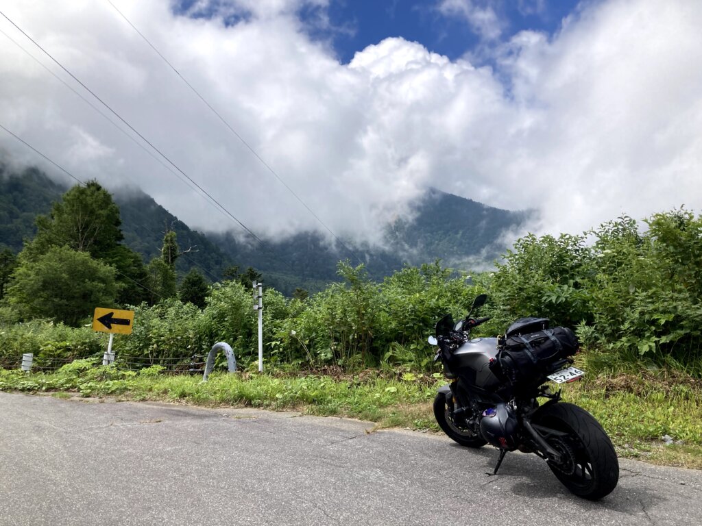 山道とバイク