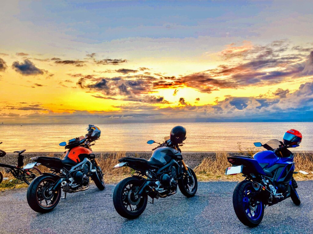 朝日とバイクと海